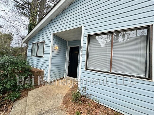 918 Lakewood Ln in Jonesboro, GA - Foto de edificio - Building Photo