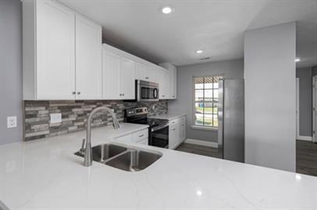 1328 W Sackett St in Springfield, MO - Building Photo