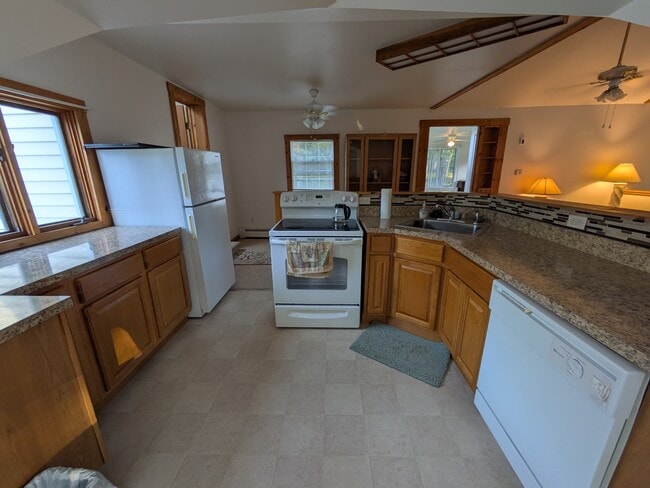 21 Holbrook Rd, Unit 2nd in Seymour, CT - Building Photo - Building Photo