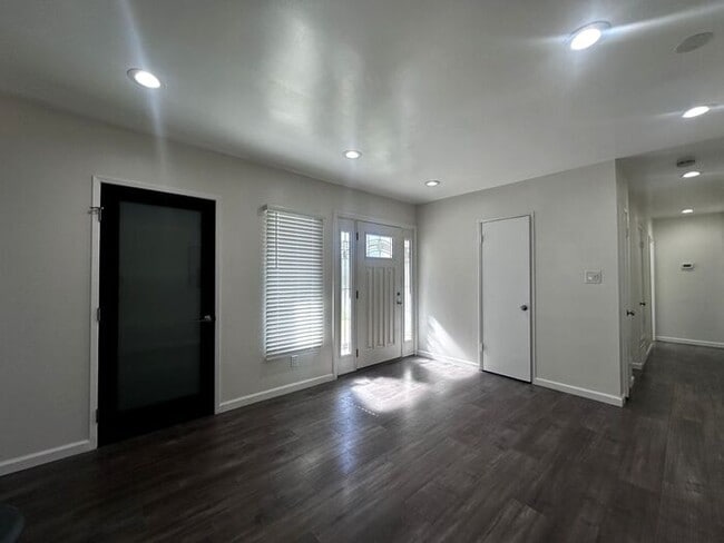 24351 Shadeland Dr in Santa Clarita, CA - Building Photo - Building Photo