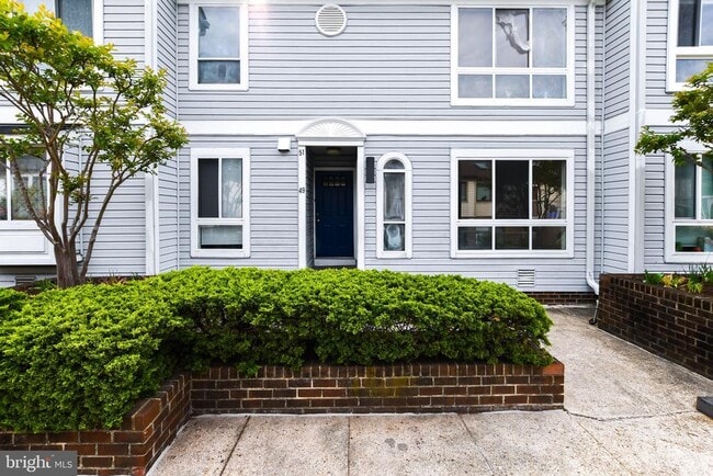 property at 49 Hawthorne Ct NE