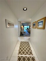 320 Horse Creek Dr in Naples, FL - Building Photo