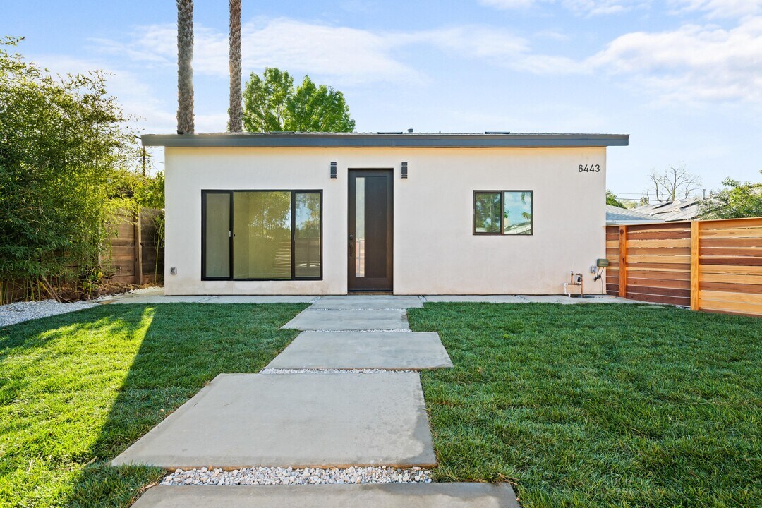 6443 Oakdale Ave in Los Angeles, CA - Building Photo