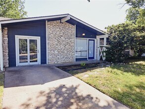 2802 Loyola Ln in Austin, TX - Building Photo - Building Photo