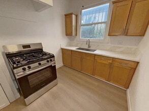 2801 San Marino St in Los Angeles, CA - Building Photo - Building Photo