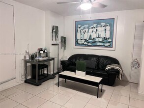 8027 W 14th Ave in Hialeah, FL - Foto de edificio - Building Photo