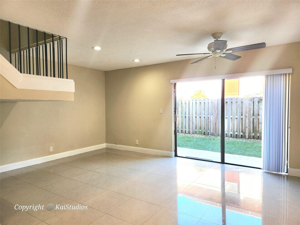 10293 NW 33rd St in Coral Springs, FL - Building Photo