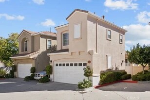 27905 Crown Court Cir in Santa Clarita, CA - Building Photo