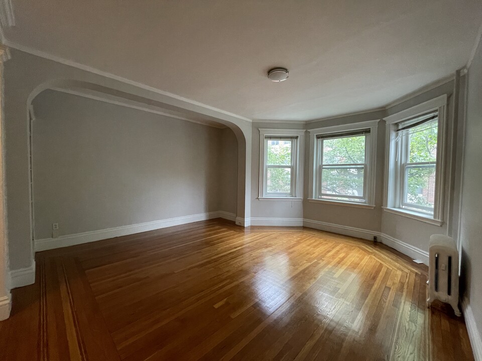 31 Stearns Rd, Unit 1D in Brookline, MA - Building Photo