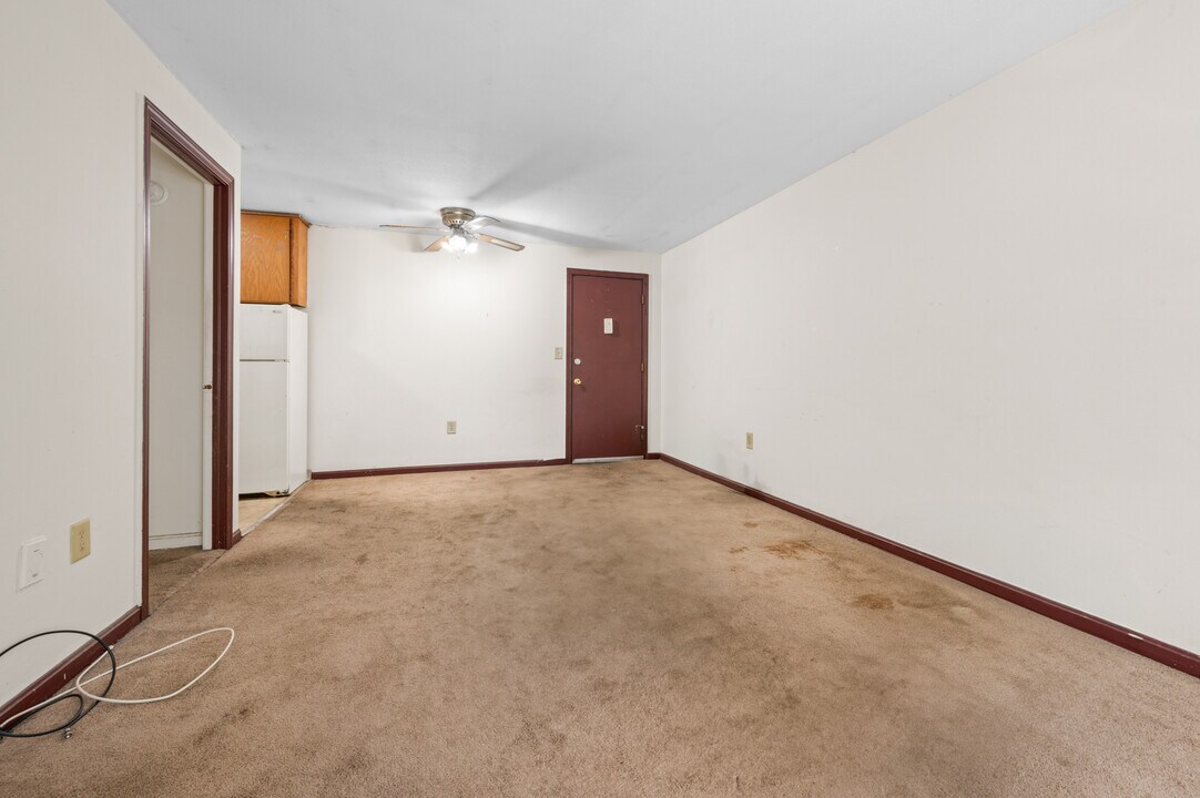 35 Deerfield Ct, Unit E in East Hartford, CT - Building Photo