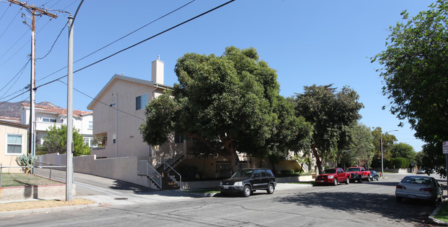 705 E Olive Ave in Burbank, CA - Building Photo - Building Photo