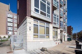 140-21 32nd Ave in Flushing, NY - Foto de edificio - Building Photo