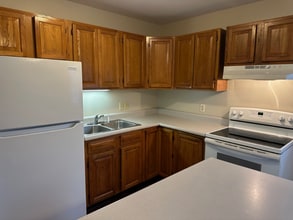 2 Brickyard Rd in Essex Junction, VT - Foto de edificio - Building Photo