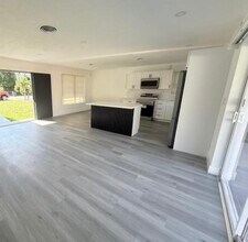 275 NE 173rd St in North Miami Beach, FL - Building Photo - Building Photo