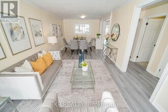 22 Jones Ct in Aurora, ON - Building Photo - Building Photo