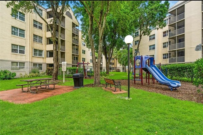 8353 Lake Dr, Unit 303 in Doral, FL - Building Photo - Building Photo