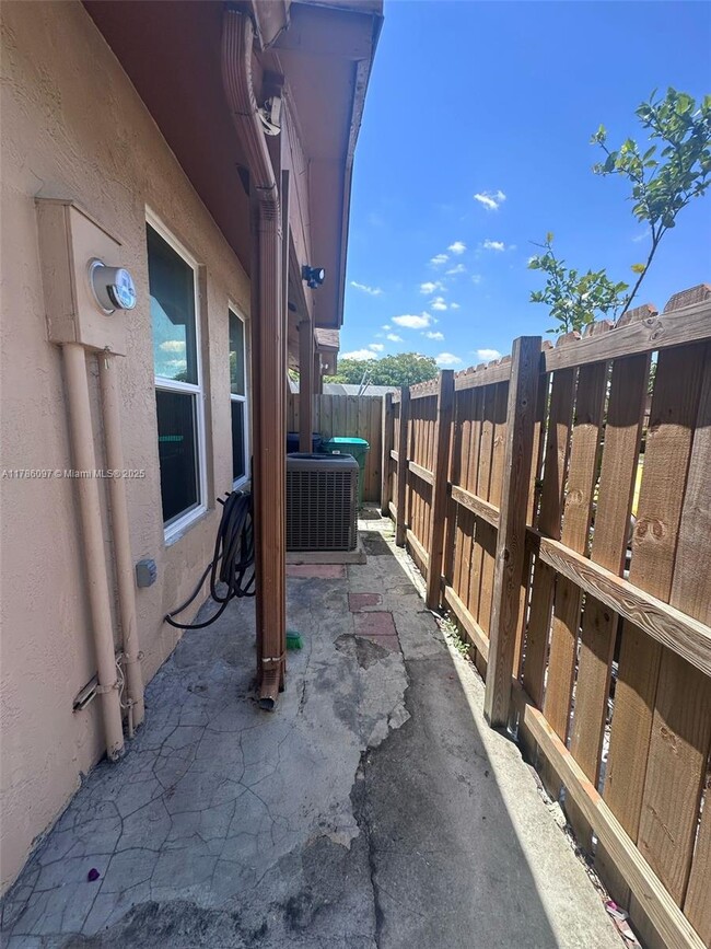 6713 NW 188th Terrace in Hialeah, FL - Foto de edificio - Building Photo