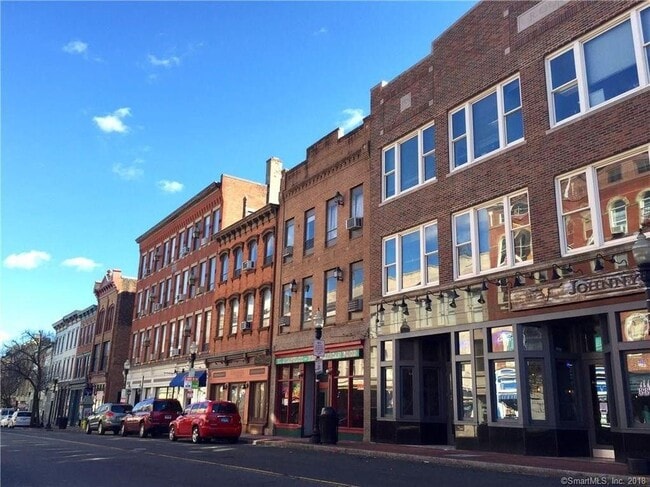 94 Washington St, Unit 26 in Norwalk, CT - Foto de edificio - Building Photo
