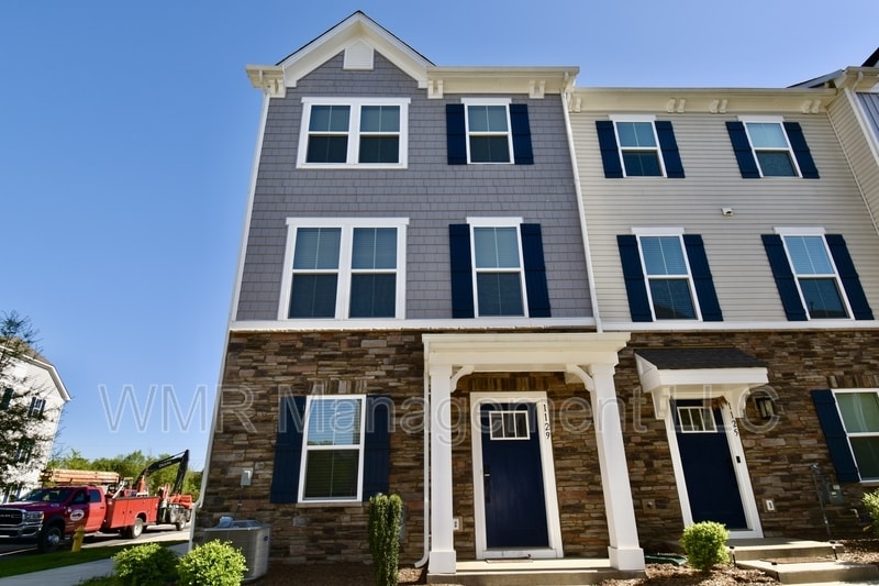 1129 Newell Towns Ln in Charlotte, NC - Building Photo