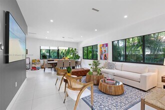 5960 SW 41st St in Miami, FL - Building Photo - Building Photo
