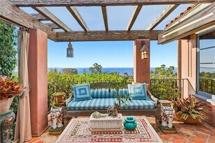 260 High Dr in Laguna Beach, CA - Building Photo