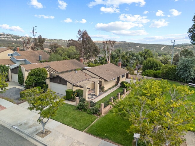 4301 Serena Ave in Oceanside, CA - Foto de edificio - Building Photo