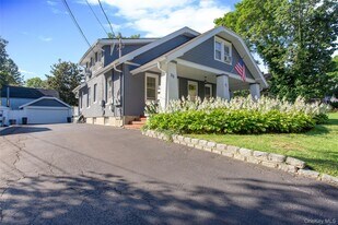 30 Sterling Ct in Huntington, NY - Building Photo