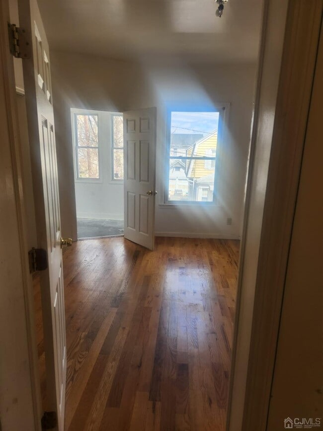 68 Llewellyn Ave-Unit -2nd in West Orange, NJ - Building Photo - Building Photo