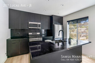 207 Lucas Ave in Los Angeles, CA - Foto de edificio - Building Photo