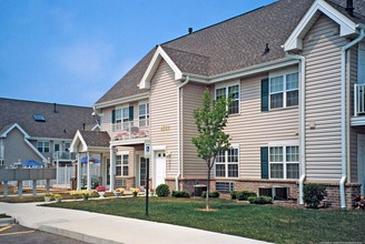 Buckhorn Station Apartment Homes in Cudahy, WI - Foto de edificio - Building Photo