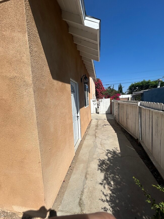 7948 Aura Ave in Reseda, CA - Foto de edificio - Building Photo