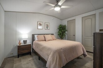 160 Maple Grove St in Kilgore, TX - Foto de edificio - Building Photo
