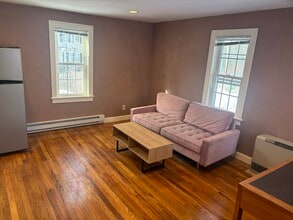 193 High St, Unit 2 in Reading, MA - Foto de edificio - Building Photo