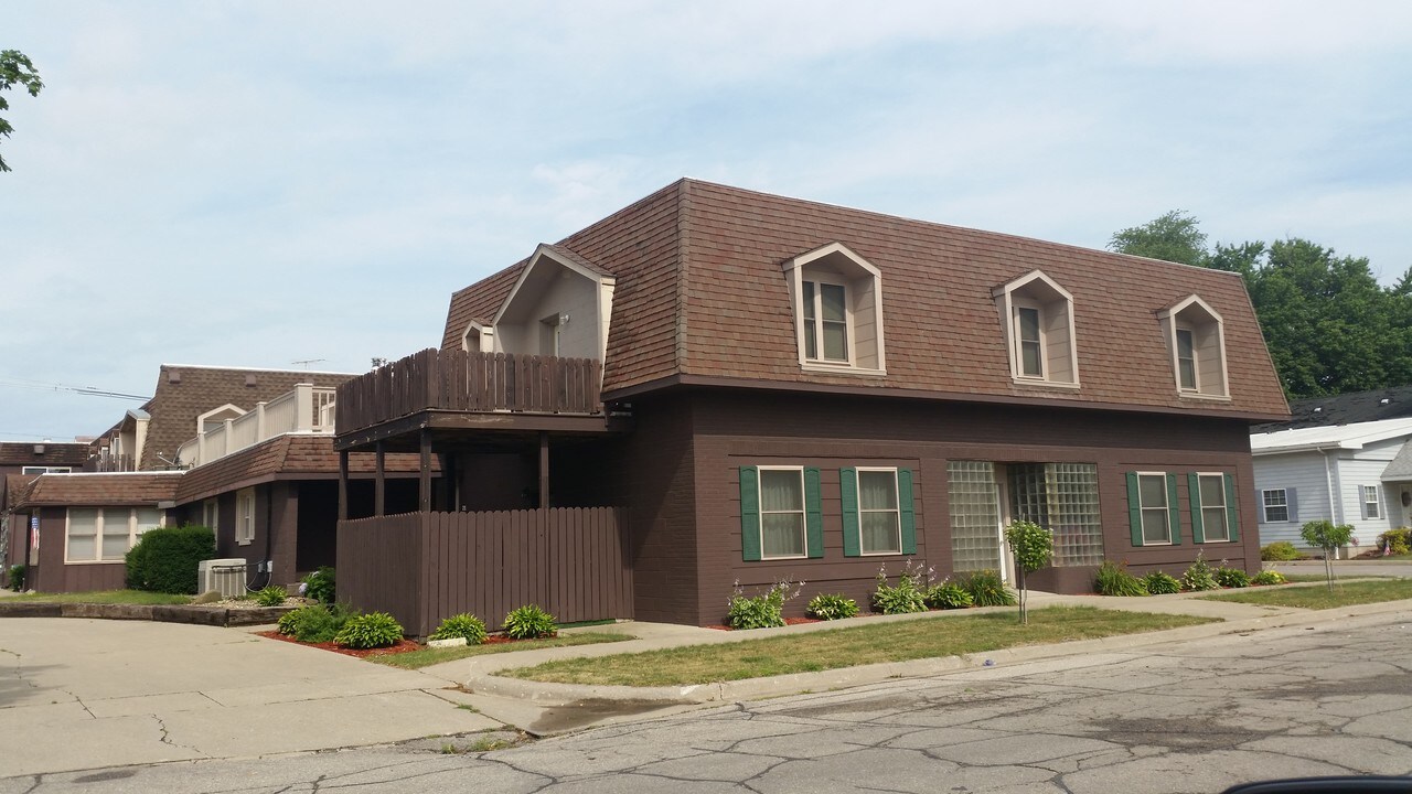 425 McClellan St in Tama, IA - Foto de edificio