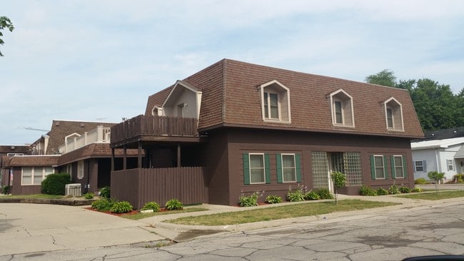 425 McClellan St