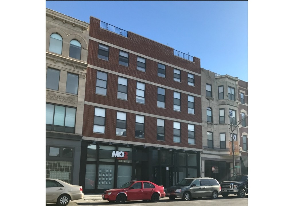 707-709 N Milwaukee Ave in Chicago, IL - Building Photo