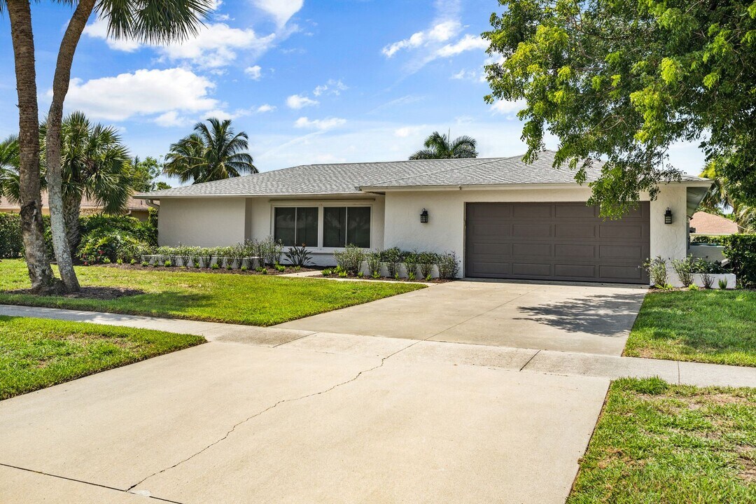 990 Nottingham Dr in Naples, FL - Building Photo