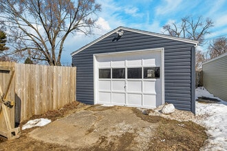 7407 Saturn St in Loves Park, IL - Foto de edificio - Building Photo