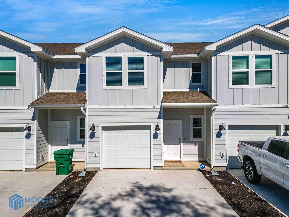 1027 McLaren Cir in Fort Walton Beach, FL - Building Photo