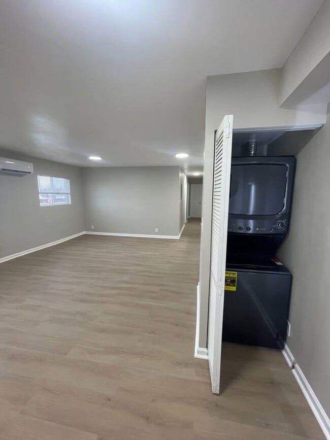 7047 E 10th St in Indianapolis, IN - Foto de edificio - Building Photo