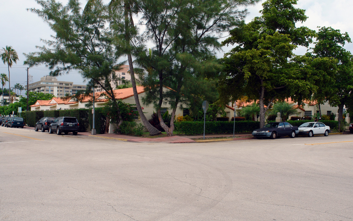 Sunrise Court in Miami Beach, FL - Foto de edificio