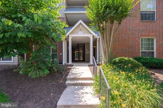 12160 Penderview Ln-Unit -1735 in Fairfax, VA - Building Photo - Building Photo