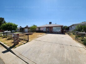 420 Larry St in Bakersfield, CA - Building Photo