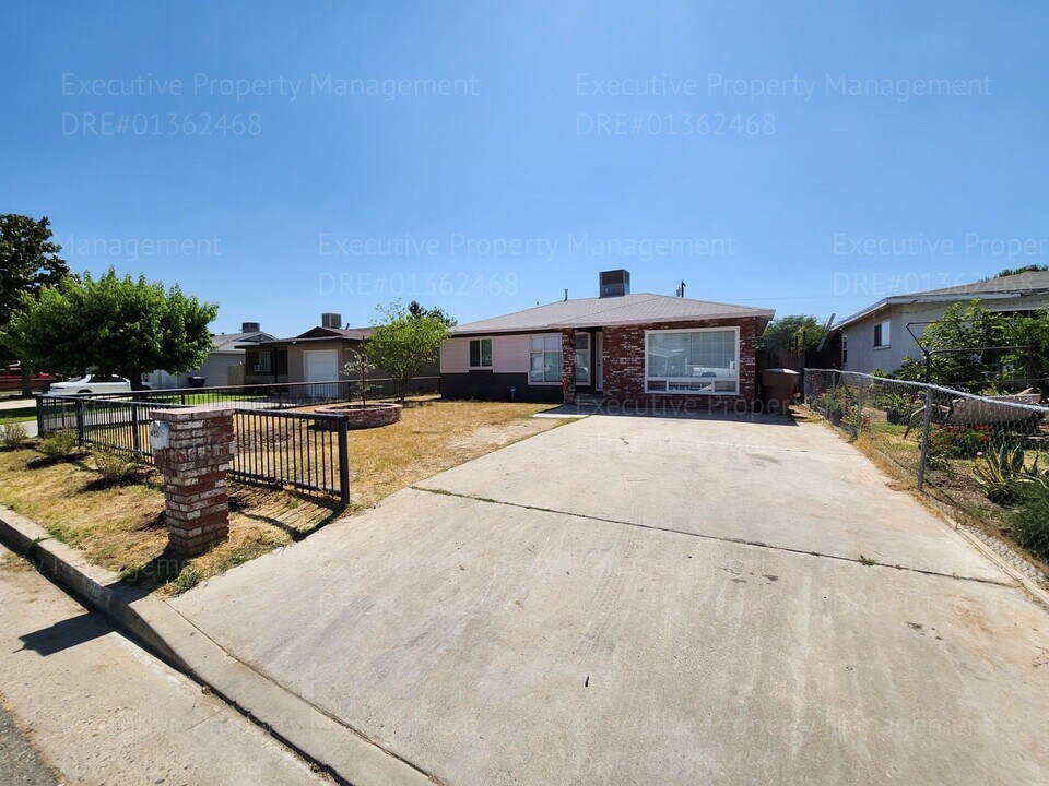 420 Larry St in Bakersfield, CA - Building Photo