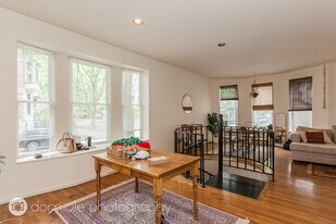 1301 N Hoyne Ave, Unit F1 in Chicago, IL - Building Photo