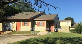 2815 Ridge Ct in Lawrence, KS - Building Photo