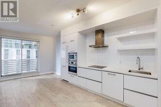 2221 Yonge St in Toronto, ON - Building Photo - Building Photo