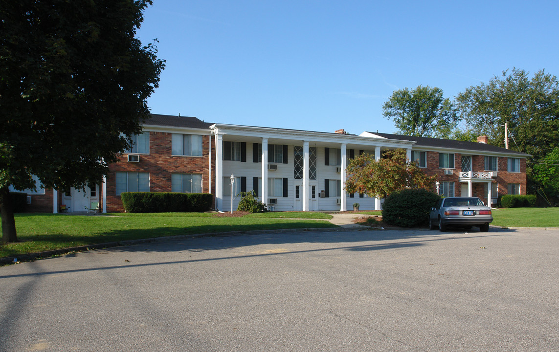 Potomac Village in Lansing, MI - Building Photo