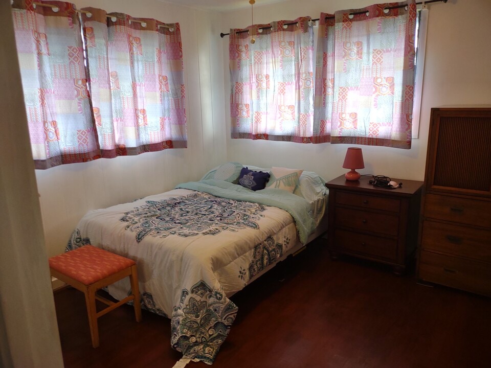 2074 St Louis Dr, Unit MasterBedroom in Honolulu, HI - Building Photo