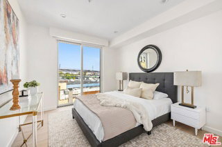 property at 1463 1/2 S Beverly Dr